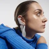 Aro trepador asimétrico de acero quirúrgico color plateado.