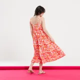 Vestido midi de tirantes con estampado de arabescos azules, corte recto y falda con volantes.