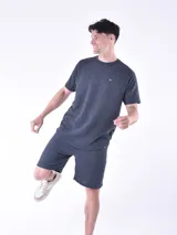 Remera gris con textura de líneas horizontales y corte regular.