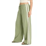 Pantalon Billabong de tejido punto color verde, corte ancho con franjas laterales blancas, cintura elástica con cordón de ajuste y bolsillos laterales.