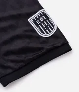 Polo de manga corta con cuello camisero y cierre frontal de botones. Presenta un diseño boxy fit con estampado gráfico en el pecho y detalle en la manga. Confeccionada en tejido técnico de microfibra.