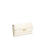 Billetera corta marca Coveri Collection, color blanco, de diseño rectangular con solapa y cierre de broche a presión. Detalle de placa metálica dorada con el nombre de la marca en el frente y herrajes dorados.