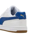 Championes Puma modelo Caven III JR, de diseño urbano con base blanca, franja lateral azul y suela de goma color caramelo.