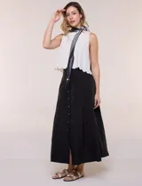 Falda midi evasé de algodón color negro, con tiro alto, pretina con elástico posterior, abotonadura frontal con botones carey y bolsillos laterales.