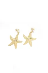 Par de caravanas doradas con forma de estrella de mar y detalle de perla sintética.