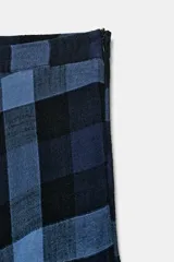 Falda midi de tiro alto con vuelo, confeccionada en tejido con estampado de cuadros tartán en tonos azul oscuro y azul claro.