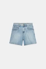 Shorts denim de tiro alto y corte relaxed, confeccionados en tejido vaquero celeste claro. Presentan trabillas en la cintura, diseño de cinco bolsillos, pliegues frontales y cierre con cremallera y botón metálico.