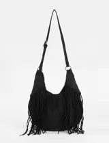 Cartera bandolera de gamuza sintética color negro, con diseño de flecos largos en los laterales y correa ajustable.