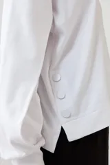 Sweatshirt blanco de manga larga con cuello redondo y puños elásticos.