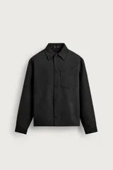 Sobrecamisa boxy fit de hombre en tejido efecto ante, color negro, con cuello solapa, manga larga con puño abotonado, bolsillo de parche en el pecho y cierre frontal con botones.