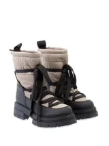 Botín negro de caña media con cordones y suela track.