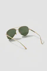 Lentes de sol estilo aviador con armazón metálico dorado y cristales verdes. Cuentan con filtro UV400 para protección contra rayos ultravioleta.