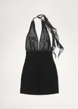 Vestido corto negro con cuello halter, espalda descubierta, tirantes anchos y falda fruncida.