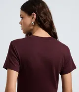 Remera básica de manga corta y cuello redondo en color verde militar, confeccionada en algodón sostenible.
