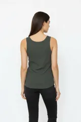 Musculosa de algodón con elastano, de corte ajustado al cuerpo y cuello redondo.