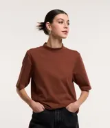 Remera de algodón color celeste con cuello alto y mangas cortas.