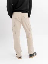 Pantalon cargo de hombre color caqui con bolsillos laterales en las piernas y corte recto.