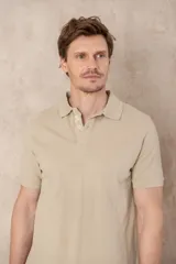 Chomba azul de piqué de algodón con cuello polo, tapeta de dos botones con diseño estampado en el interior y mangas cortas. Corte clásico.