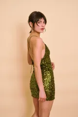 Vestido corto de lentejuelas color verde oliva, con escote drapeado y tirantes finos ajustables.