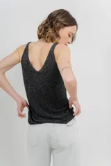 Musculosa tejida color amarillo pálido, con escote en V delantero y trasero.