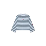 Remera de manga larga con diseño de rayas horizontales en tonos celestes y azul marino, cuello redondo blanco y pequeño logo bordado en rojo en el centro del pecho.