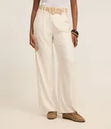 Pantalón wide leg de cintura alta color crudo, confeccionado en viscolino, con trabillas en la cintura, cierre tradicional y pliegues. Incluye cinturón de rafia artificial.