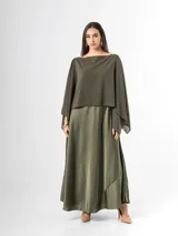 Vestido largo amarillo de satén, de corte recto y holgado, con tirantes finos y escote en V.