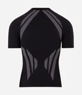 Remera masculina de poliéster seamless con corte ajustado, cuello redondo y manga corta. Presenta un diseño negro con perforaciones estratégicas y tramas geométricas en contraste en los hombros, laterales y frente.