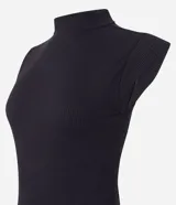 Vestido midi ajustado de color azul marino, confeccionado en tejido rib (acanalado) de viscosa y elastano. Presenta cuello alto y mangas cortas.