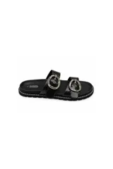 Sandalias de mujer Daniel Cassin modelo Onia, de color negro con dos tiras anchas en el empeine, cada una con una hebilla metálica plateada grande. Presentan costuras blancas decorativas a lo largo de la suela y plantilla anatómica.