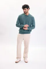 Pantalón casual de corte recto y diseño clásico, confeccionado con mezcla de lino en color beige, con bolsillos laterales y trabillas para cinturón.