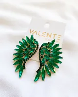 Aros de fiesta con forma de ala, con engarce dorado y piedras facetadas color esmeralda.