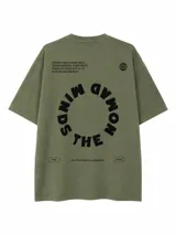Remera marrón oscuro de corte oversize, con cuello redondo y mangas cortas. Presenta un pequeño estampado con la palabra "Suns" en tono beige en el pecho.