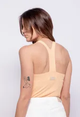 Top blanco de tejido de punto acanalado, sin mangas y con escote en V.