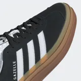 Championes Adidas Gazelle Bold, modelo de plataforma con diseño clásico en color negro, con las icónicas tres tiras laterales en blanco y suela de goma en tono caramelo.