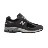 Championes urbanos New Balance modelo 2002R, color gris oscuro con detalles en negro y blanco. Confeccionados en una combinación de gamuza y malla, cuentan con el logo N característico en los laterales y entresuela con tecnología N-ergy para mayor amortiguación.