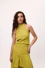 Top rojo con cuello halter y detalle de tablas.