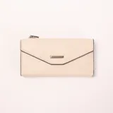 Billetera color beige con textura granulada, solapa frontal con detalle metálico rectangular plateado y cierre de cremallera en la parte superior.