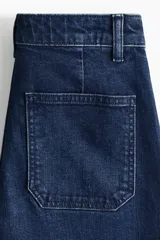 Jean wide leg de denim azul oscuro con leve stretch, tiro alto y bolsillos delanteros de parche.
