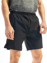 Short deportivo corto de color negro, confeccionado en tejido técnico de poliéster. Cuenta con cintura elástica, bolsillos laterales y pequeño logo estampado en la pierna.