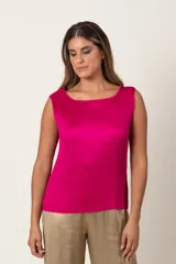 Musculosa negra plisada italiana con escote redondo.