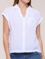 Camisa de lino azul a rayas blancas, sin mangas, con cuello camisero, escote en V y botones frontales.