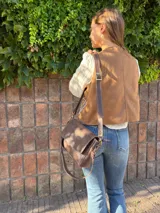 Jean de corte wide leg en color azul, con diseño de ruedo deshilachado y costura visible en la parte inferior. Confeccionado en denim con elastano para mayor comodidad.