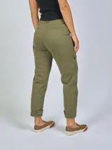 Pantalón cargo gris oscuro, de tiro alto, corte recto y calce relajado, con bolsillos laterales y bolsillos ocultos con tapa a media pierna. Detalle de pasacintos dobles y presilla ajustable con doble botón en los bajos.
