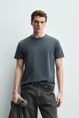 Camiseta de corte regular, cuello redondo y manga corta, confeccionada en tejido de peso medio.