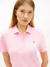 Vestido tipo chomba Tommy Hilfiger de corte slim en color rosa, con cuello polo, cartera de botones y el logo bordado en el pecho.