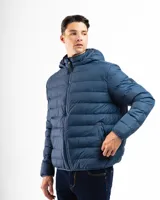Campera acolchada tipo puffer color negro, con capucha integrada, cierre frontal completo y bolsillos laterales con cierre. Presenta puños y cintura con terminaciones elásticas para un mejor ajuste.