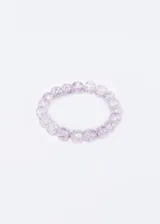 Pulsera elástica con cuentas redondas de piedra ágata morada con inclusiones brillantes.