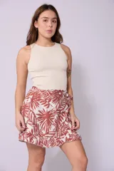 Short pollera con estampado de hojas color marrón y blanco, diseño cruzado, volados y lazo en la cintura.