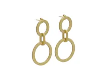 Par de aros colgantes de acero con baño de oro, compuestos por dos círculos unidos por un eslabón central.